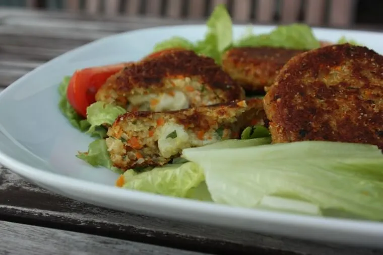 Aufgeschnittener Quinoa-Bratling mit geschmolzener Mozzarella-Füllung