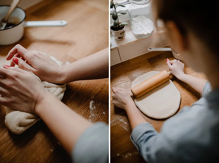 Ausgerollter Hefeteig auf einer bemehlten Arbeitsfläche, bereit für die Zimtschneckenfüllung und das Aufrollen.