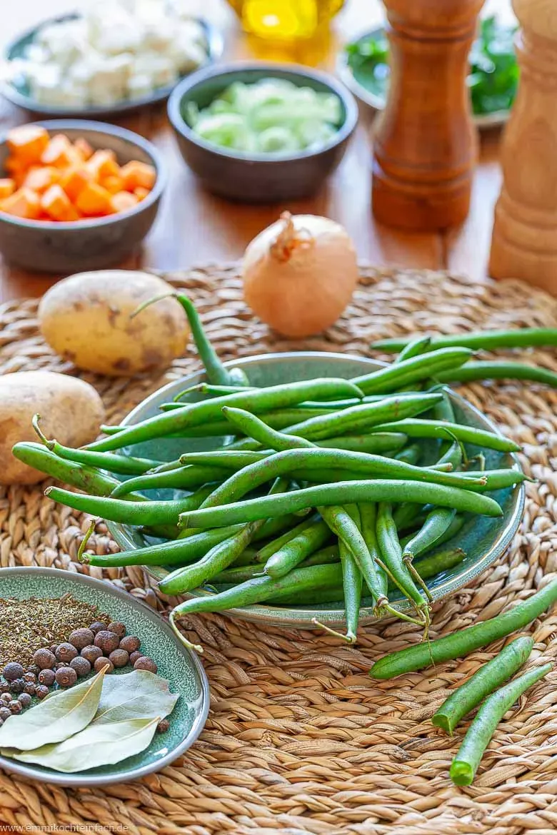 Ausgewählte Zutaten für die Zubereitung eines herzhaften Bohneneintopfs