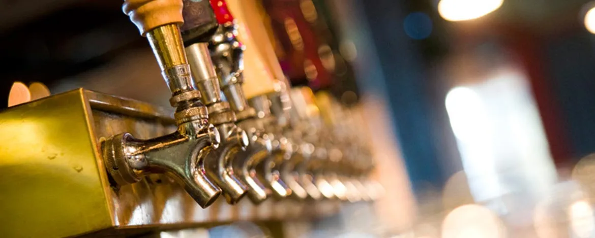 Auswahl an Bieren, Bourbons und Scotch in der DJ's Sportbar