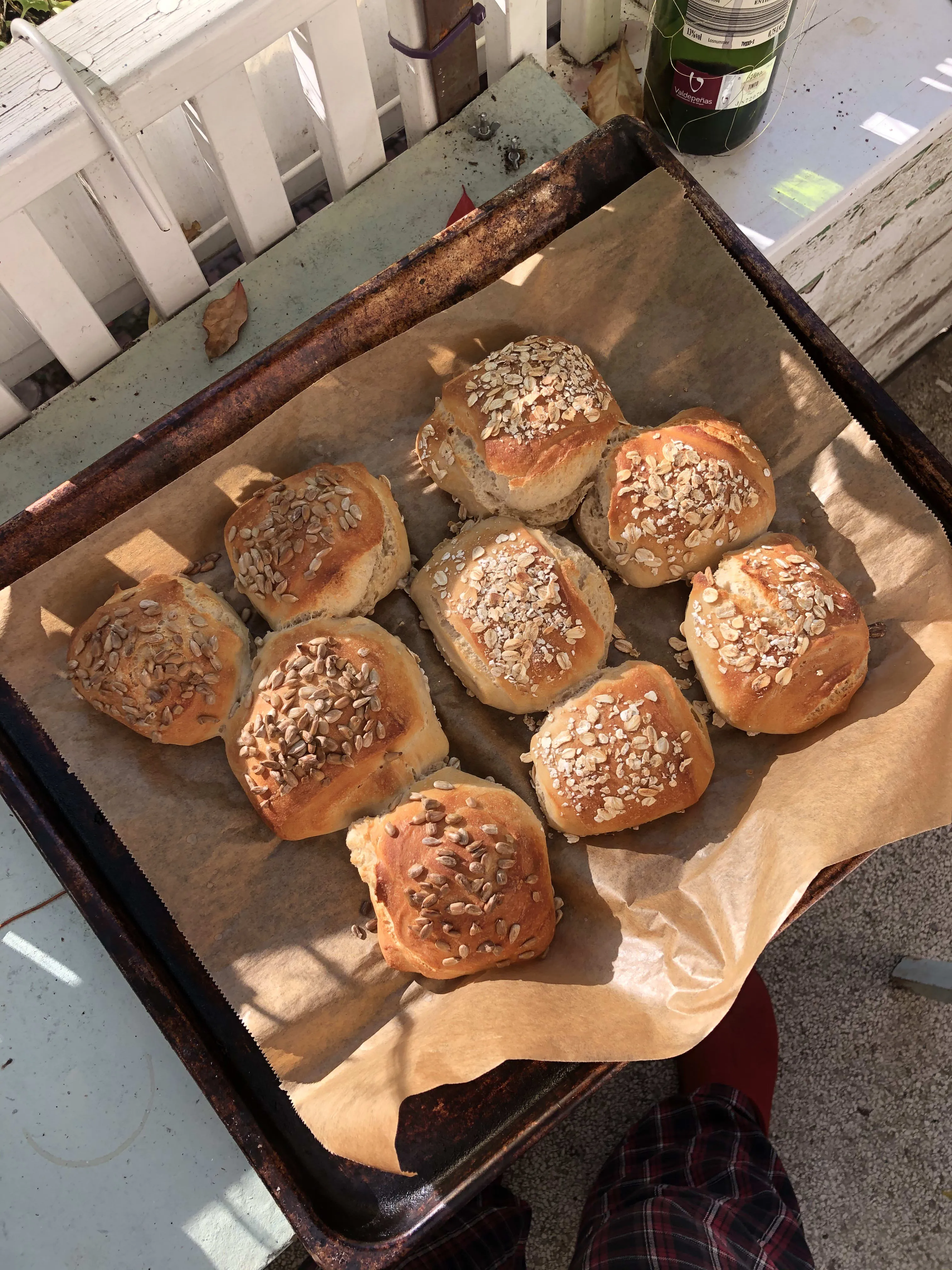 Auswahl an herzhaften und süßen Belägen für frische Sonntagsbrötchen auf einem Frühstückstisch