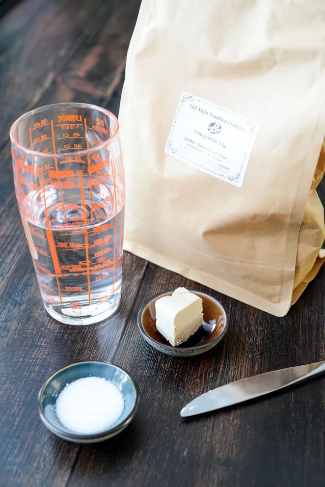 Auswahl der Zutaten für die Zubereitung von Baguettes