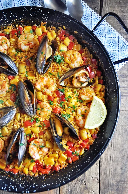 Authentische spanische Paella mit Meeresfrüchten