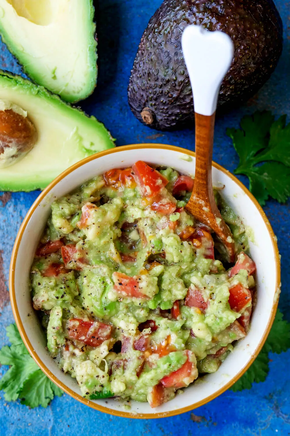Avocado-Dip mit Tomaten, Limettensaft und Knoblauch