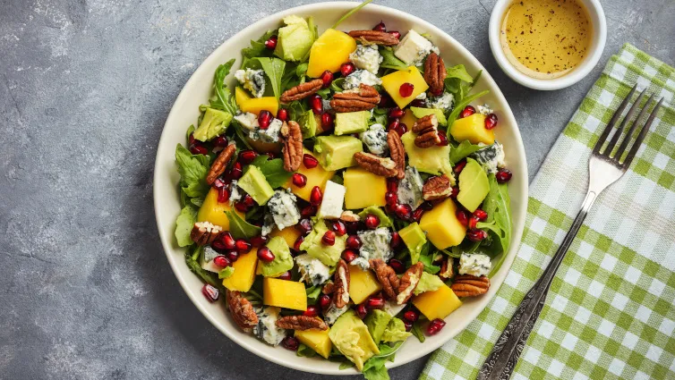 Avocado-Mango-Salat mit Granatapfelkernen