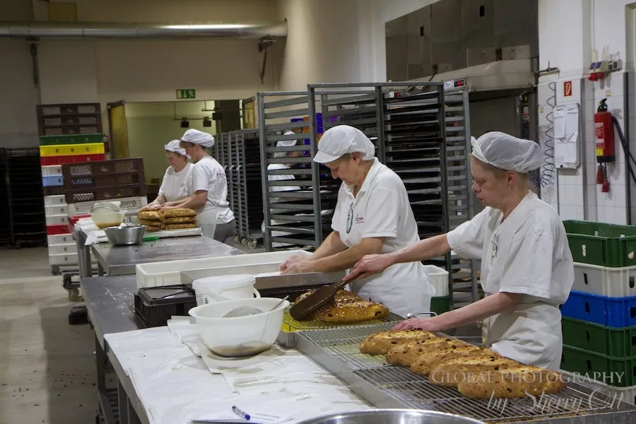 Bäcker-Team von Annaberger Backwaren bei der Stollenherstellung