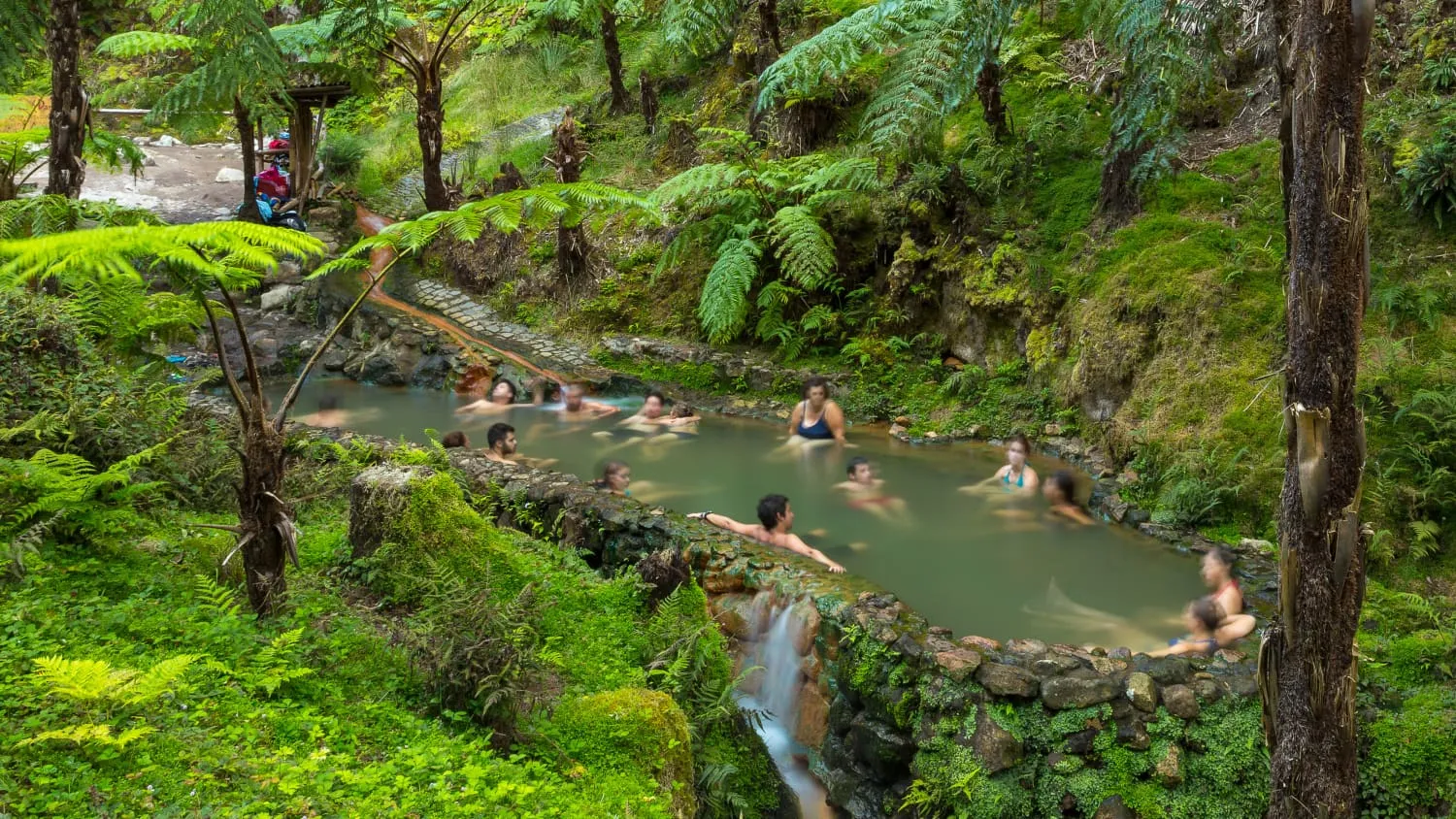 Badespaß im Naturschwimmbecken Caldeira Velha auf der Azoren-Insel São Miguel