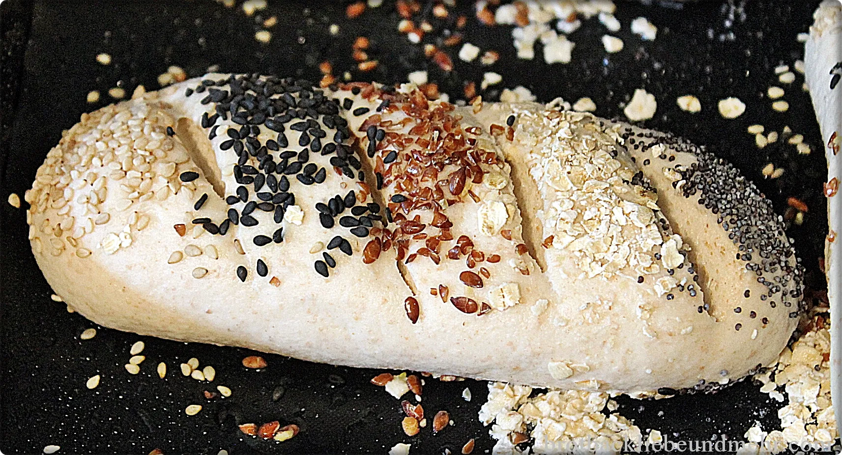 Baguette Brötchen auf einem Backblech, kurz vor dem Backen mit präzisen Schnitten versehen