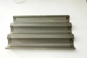 Baguette im Blech bereit zum Backen für eine perfekte Form und Kruste