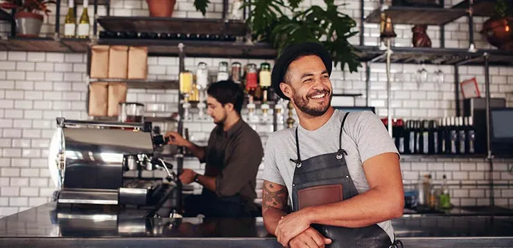 Barista bereitet Espresso mit einer professionellen Siebträgermaschine zu