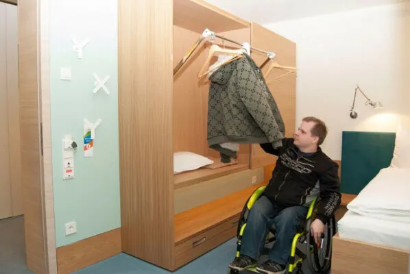 Barrierefreies Hotelzimmer mit angepasstem Bad