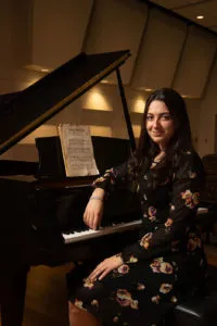 Barron Esper am Klavier mit Noten ihrer Großmutter