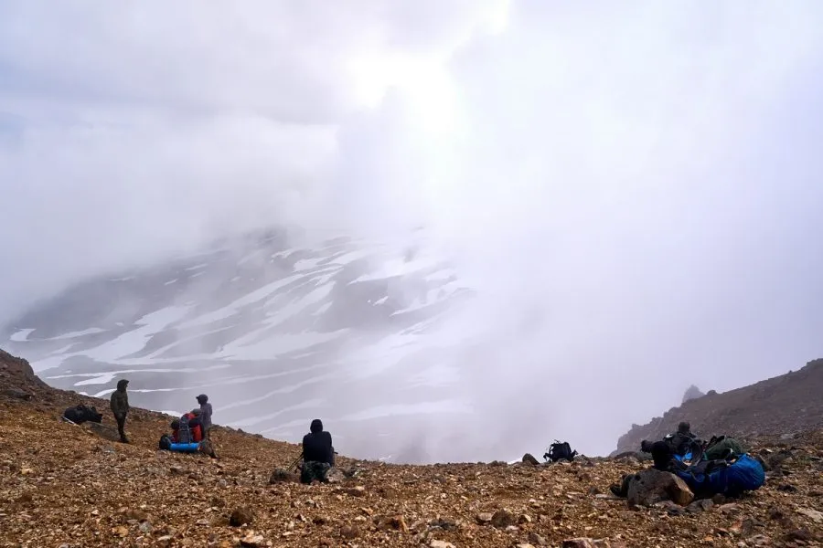 Beeindruckende Felsformationen und raue Vegetation in Kamtschatka