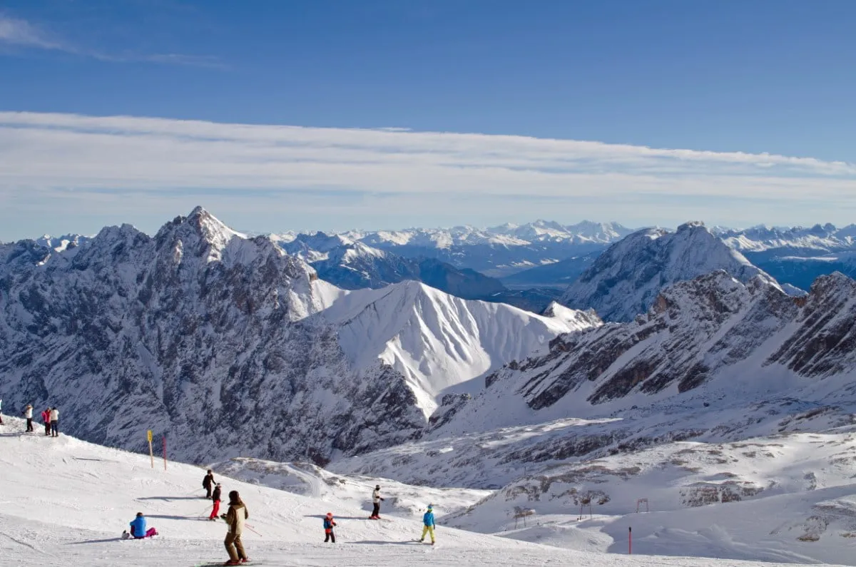 Beeindruckende Skipisten unterhalb der Zugspitze mit majestätischem Bergpanorama