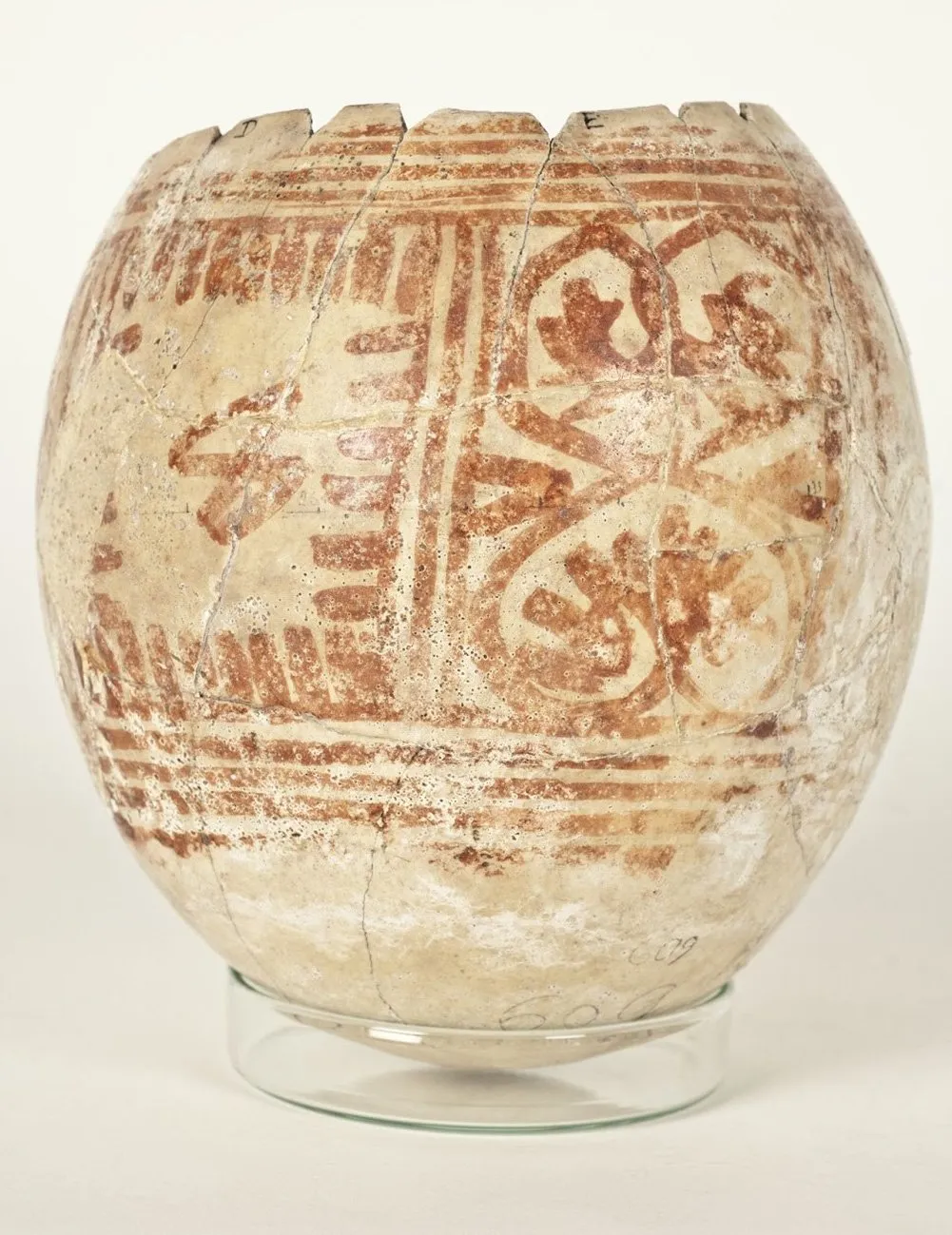 Bemaltes Straußenei aus der punischen Nekropole von Villarricos (Spanien), eine beliebte punische Grabbeigabe.