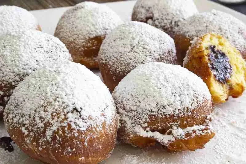 Berliner Pfannkuchen reichlich mit Puderzucker bestreut