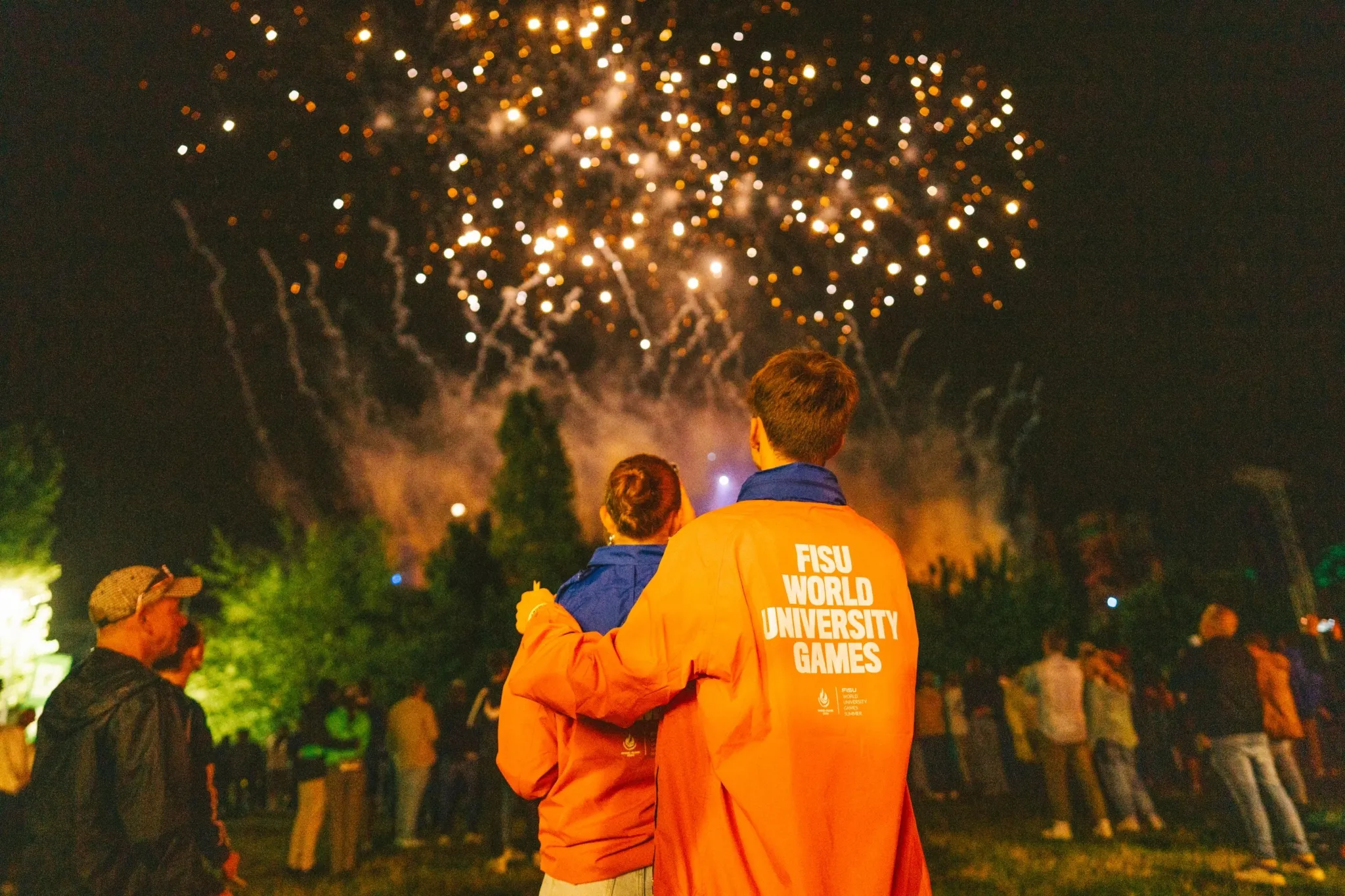 Besucher genießen Konzerte auf einer Festivalbühne
