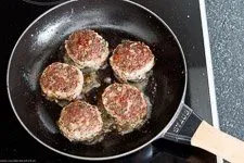 Bifteki Frikadellen in der Pfanne goldbraun braten