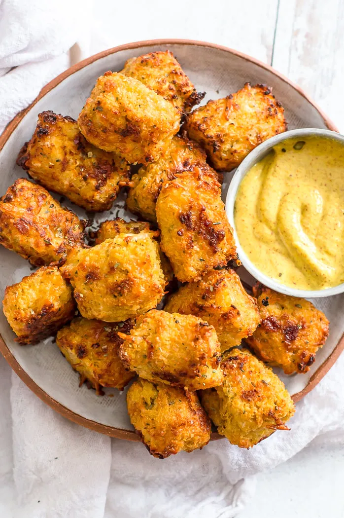 Bild zeigt knusprige Blumenkohl-Tots auf einem Backblech, bereit zum Servieren