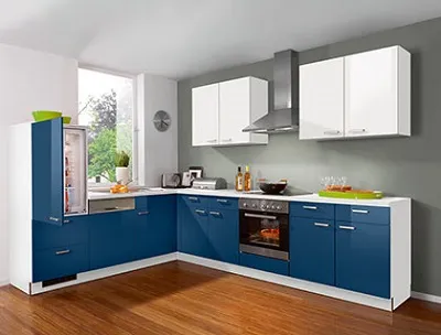 Blau gehaltene Winkelküche in matter Optik