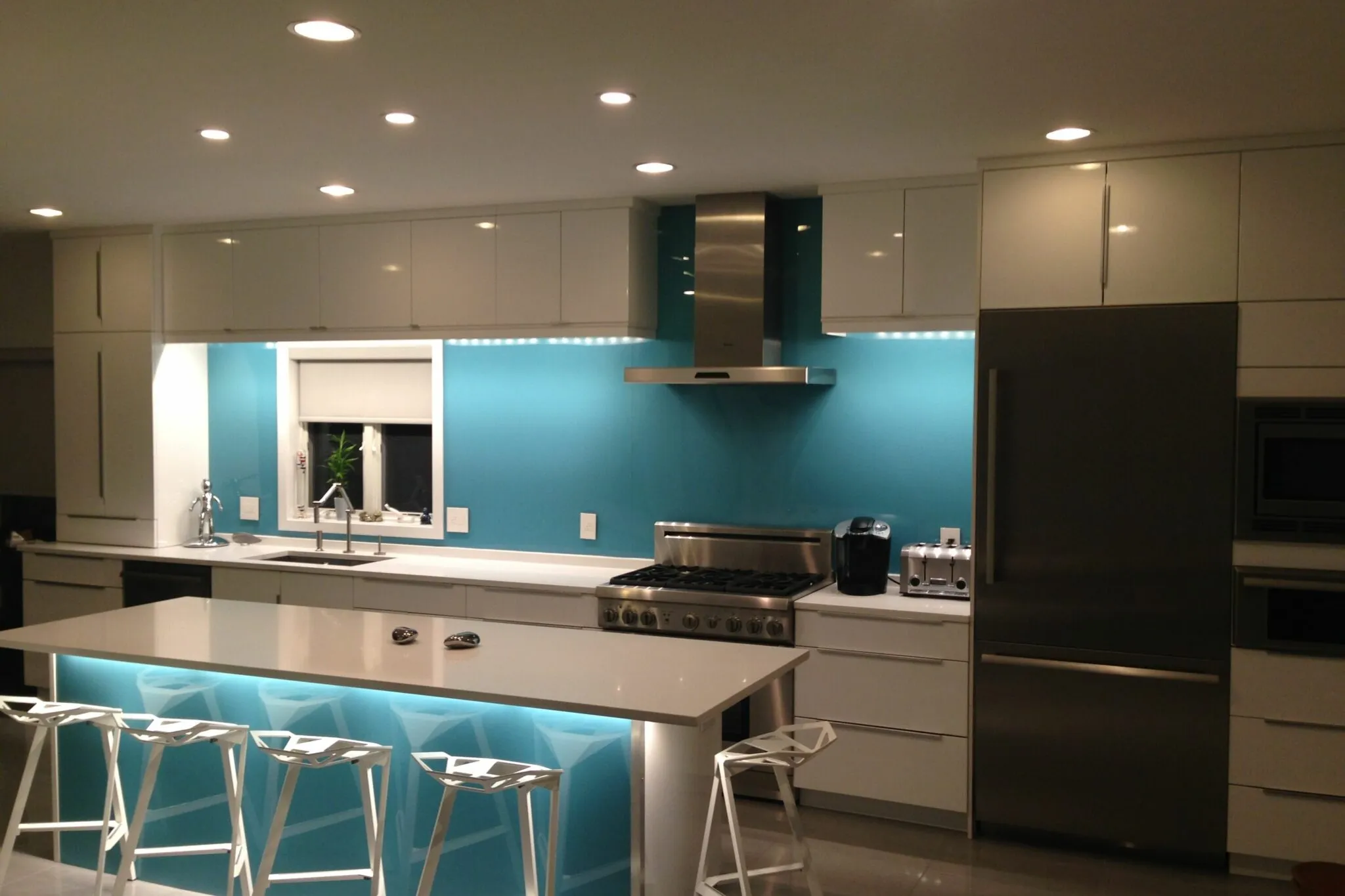 Blaue PLEXIGLAS® Küchenrückwand, die einen ruhigen und stilvollen Akzent setzt