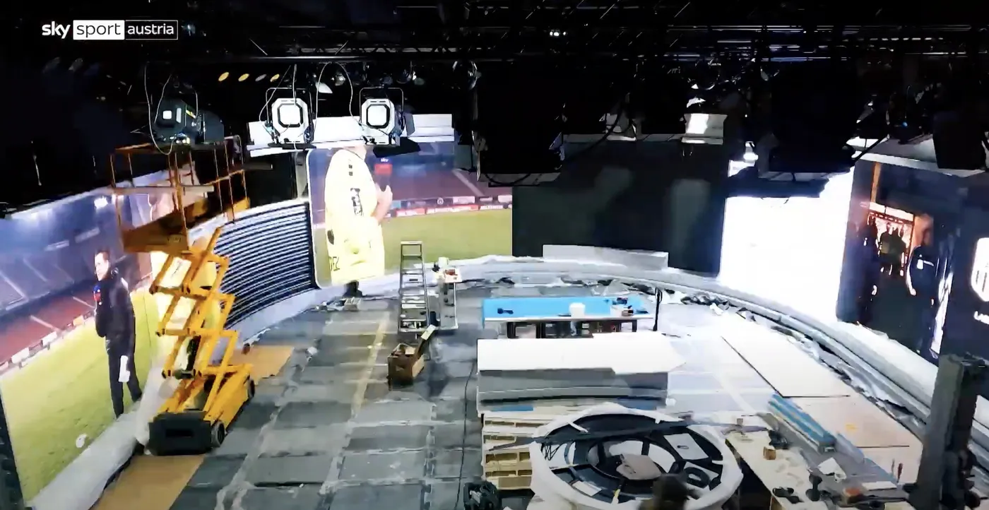 Blick auf das Sky Sport Austria Studio während der Bauphase, der die Struktur und Verkabelung zeigt