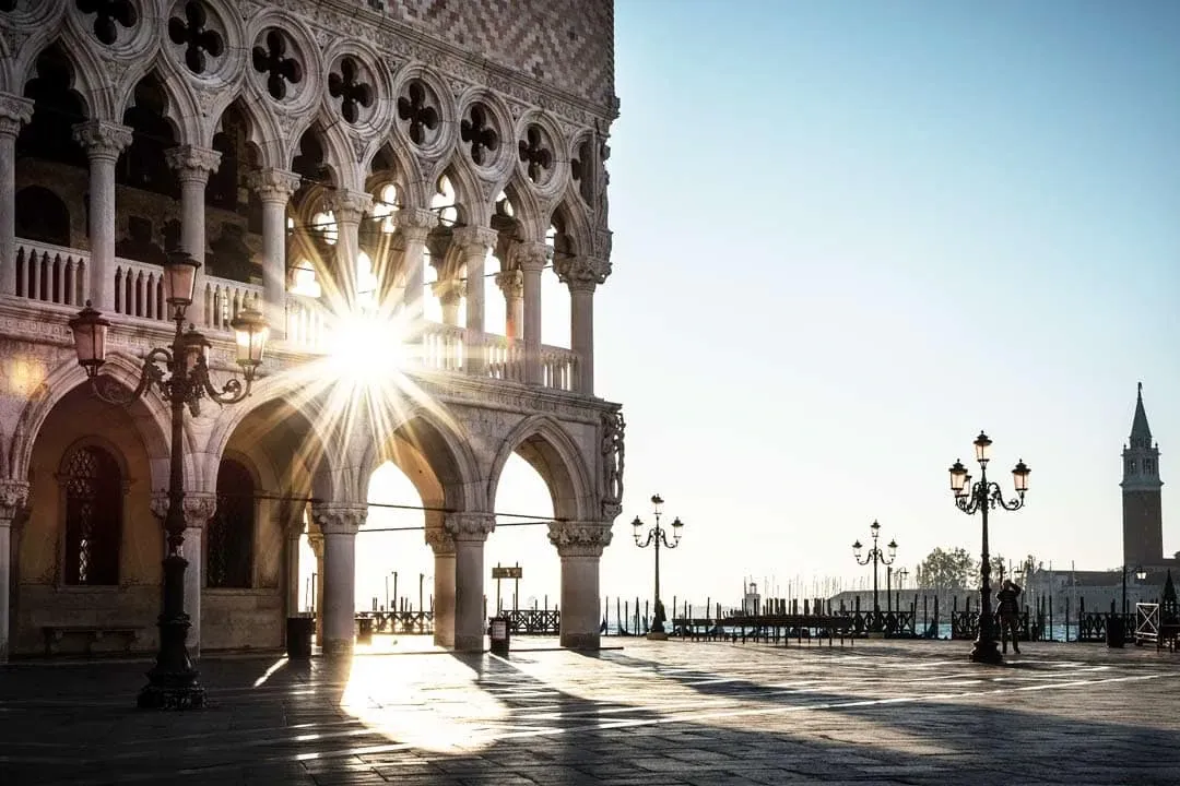 Blick auf den Dogenpalast in Venedig mit Gondeln im Vordergrund