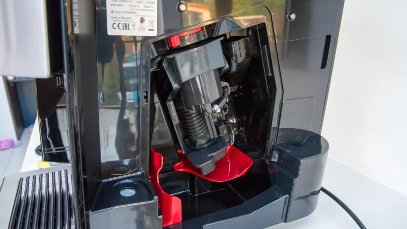 Blick auf die Brüheinheit des Siemens EQ.9 Plus Connect Kaffeevollautomaten