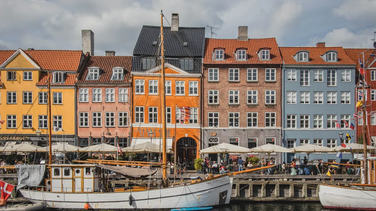 Blick auf die bunten Häuser und Kanäle in Kopenhagen