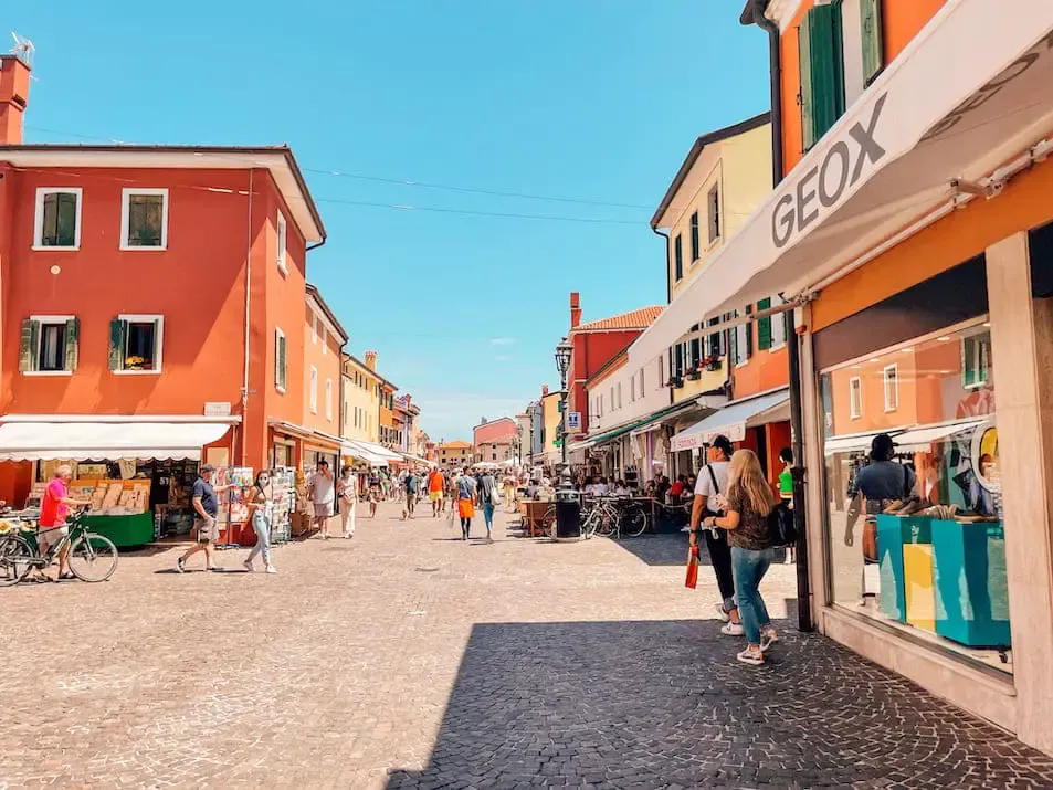 Blick auf die historische Altstadt von Caorle mit Geschäften und Boutiquen