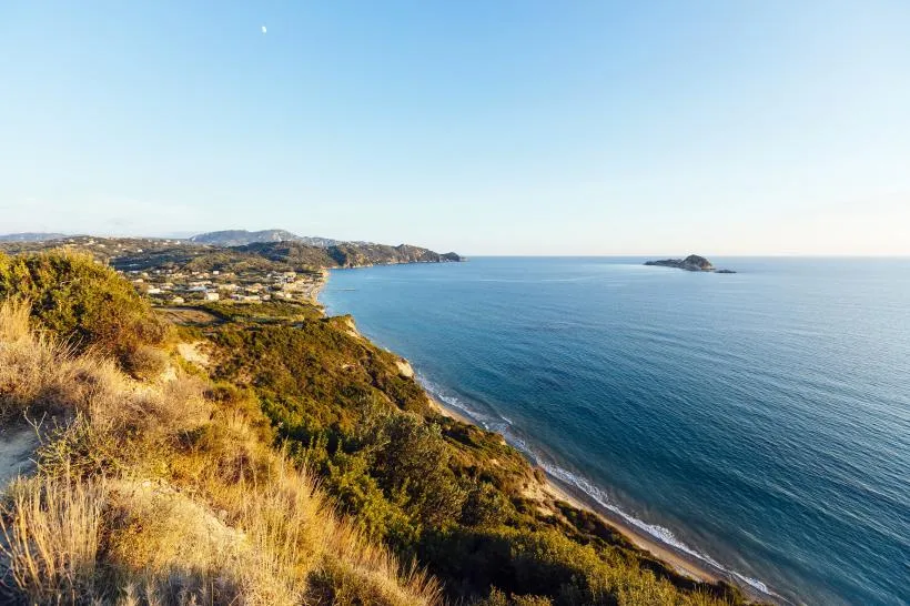 Blick auf die Küste und das Meer von Korfu vor blauem Himmel, eine malerische griechische Insel