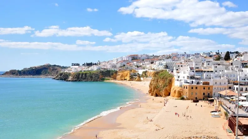 Blick auf die Küste von Albufeira, Portugal, mit Felsformationen und Strand