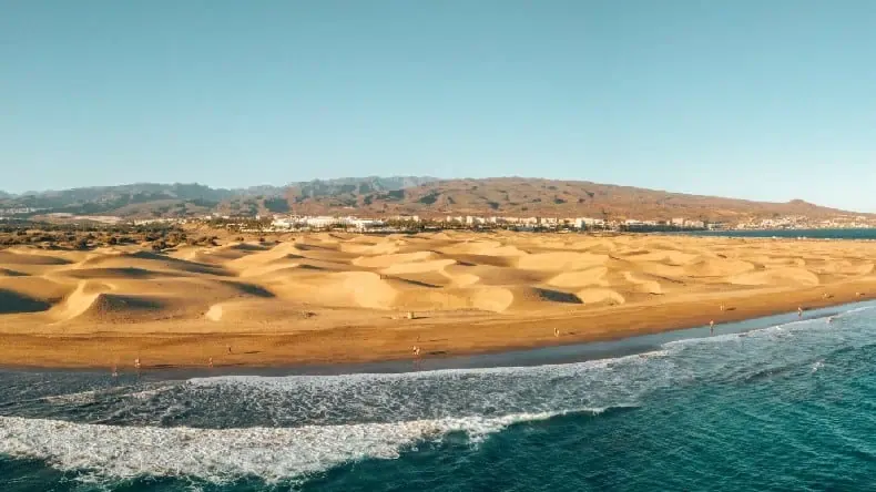Blick auf die Küstenlandschaft von Gran Canaria mit dem Roque Nublo im Hintergrund