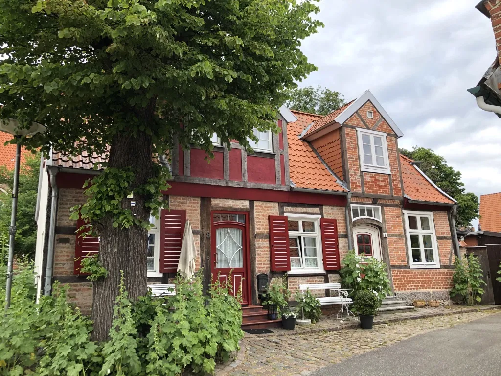 Blick auf die malerische Altstadt von Travemünde mit historischen Backsteinhäusern