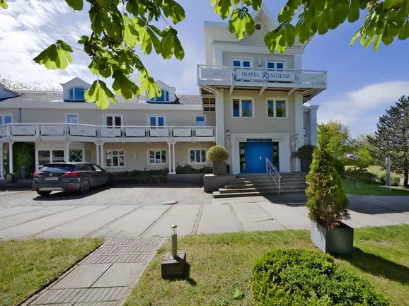 Blick auf die Promenade und den Strand von Heringsdorf an der Ostsee bei Sonnenuntergang