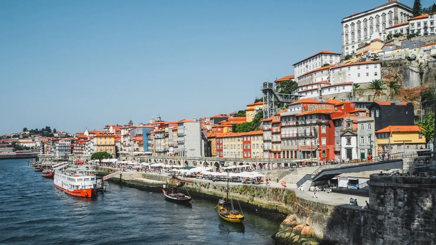 Blick auf die Ribeira von Porto mit den traditionellen Booten am Douro