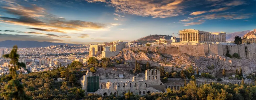 Blick auf die Stadt Athen bei Sonnenuntergang mit der Akropolis im Vordergrund