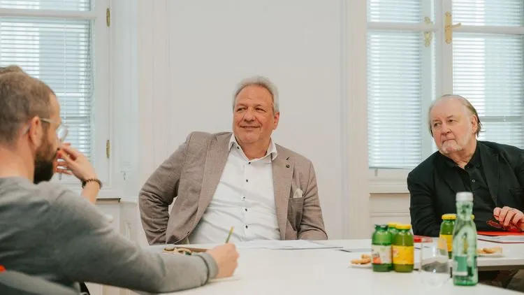 Blick auf ein Gründerzeit-Wohnhaus in Mariahilf, welches die PUBA Privatstiftung im Rahmen des Energieumstiegs saniert hat.