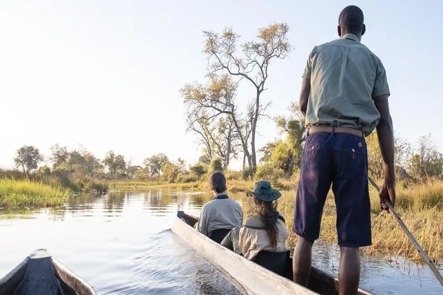 Blick auf ein Mokoro-Kanu auf dem Okavango-Delta