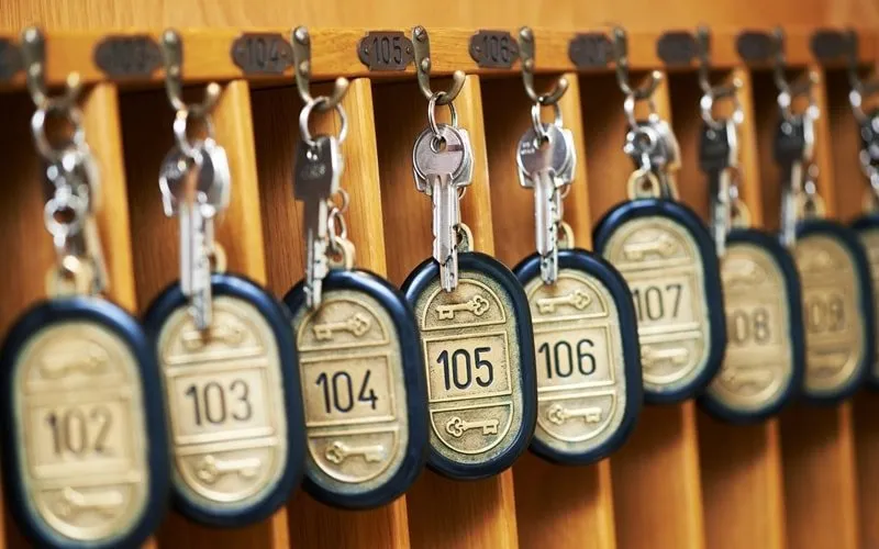 Blick auf eine typische Unterkunft auf den Liparischen Inseln mit mediterraner Architektur und Meerblick