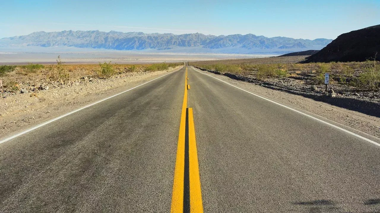Blick auf einen nebligen See im Herbst