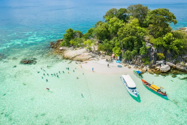 Boote auf dem klaren Wasser vor Koh Rok in Thailand, von oben gesehen