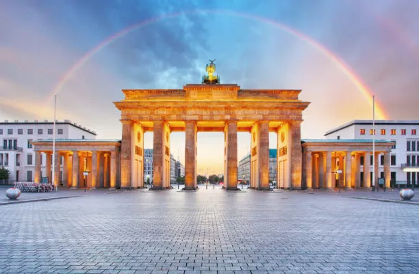 Brandenburger Tor in Berlin mit Regenbogen am Himmel