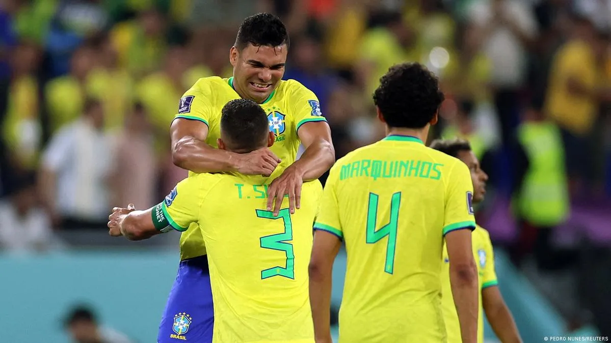 Brasiliens Casemiro jubelt mit Thiago Silva nach seinem entscheidenden Tor gegen die Schweiz.
