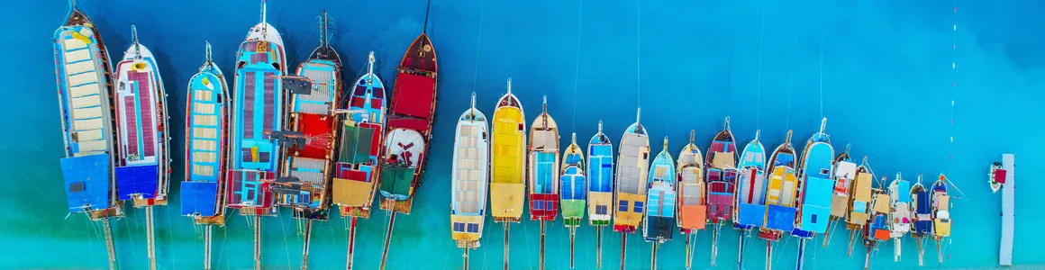 Bucht von Ölüdeniz in der Türkei mit Booten