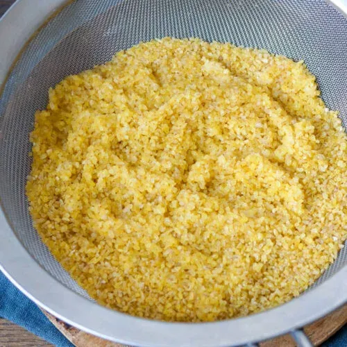 Bulgur in einem Sieb.