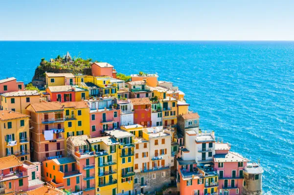 Bunte Häuser der Küstenstadt Manarola in Cinque Terre, Italien, direkt am Mittelmeer