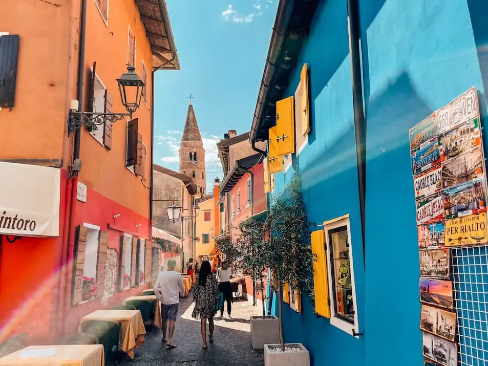 Bunte Häuser und schmale Gassen in Caorle, dem "Klein-Venedig" an der Adria