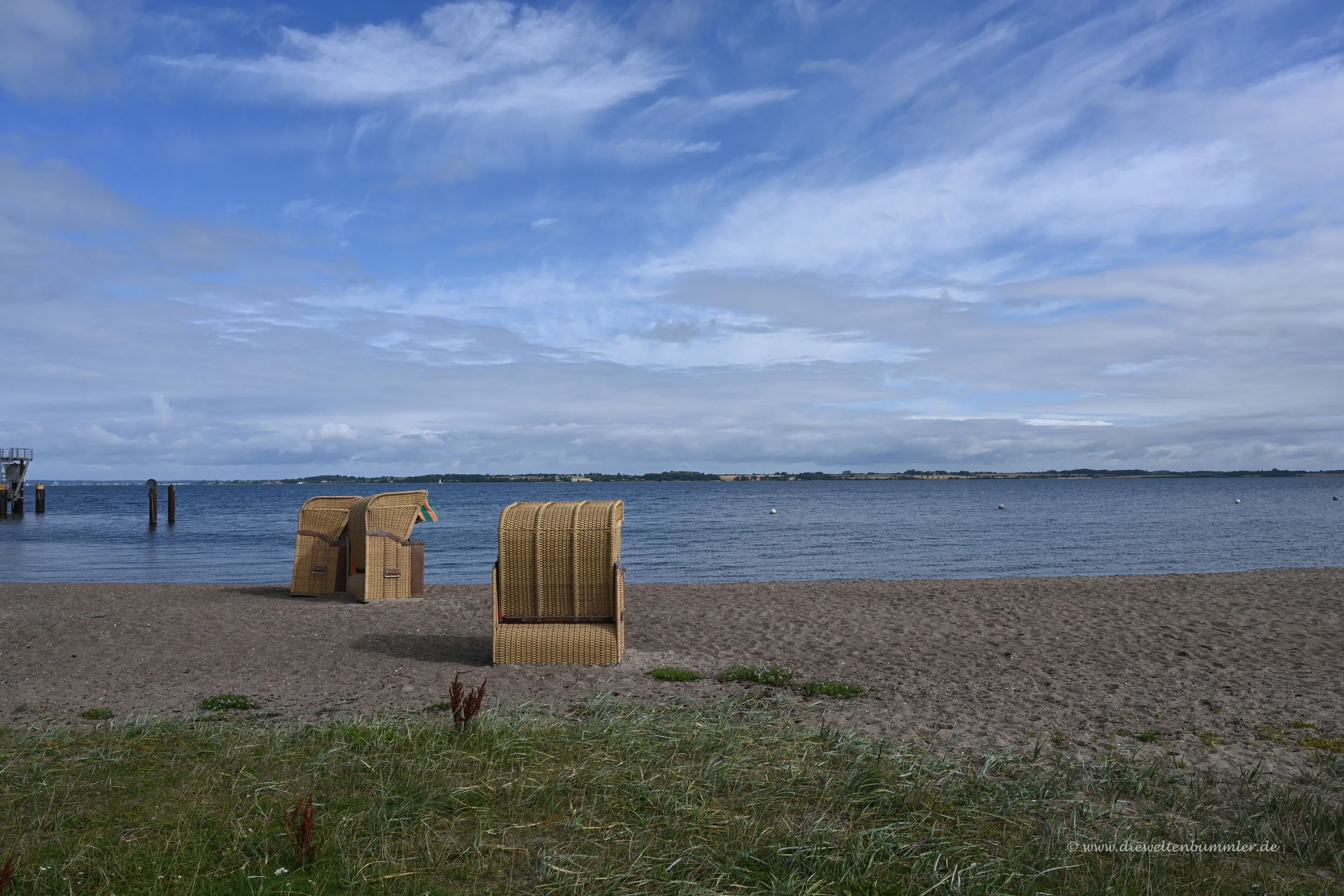 Bunte Strandkörbe am Strand der Ostsee