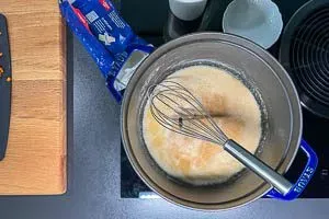 Butter und Mehl vorsichtig erhitzen für die perfekte Mehlschwitze